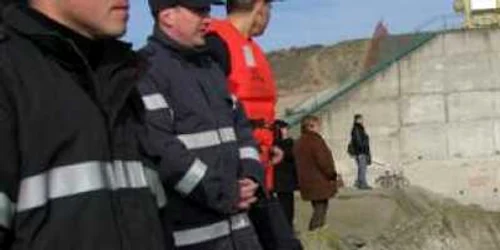 Tânărul înecat este căutat de pompieri.