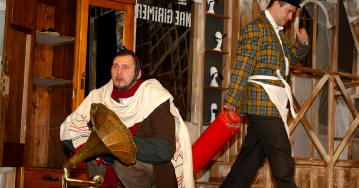 Actorii vor urca pe scenă de la ora 18.30