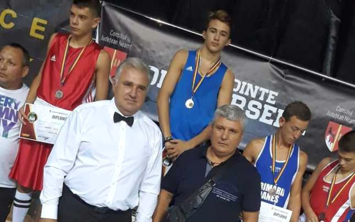 Adrian Preda (foto centru, echipament albastru) a obţinut şi titlul de campion naţional de juniori în septembrie FOTO: arhiva personală Adrian Preda