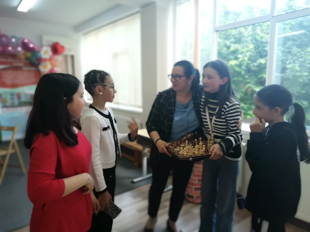 Elevii de la Școala Tătulești alături de profesoară, felicitându-și colega FOTO: A.M. 
