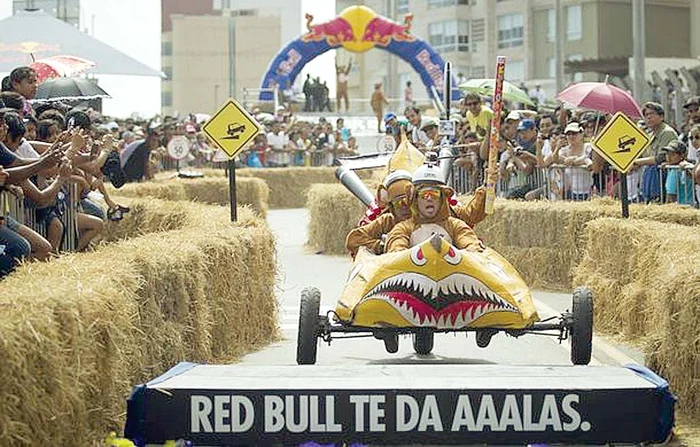 Principalul eveniment al weekendului este cursa de la Palatul Parlamentului a maşinilor trăsnite