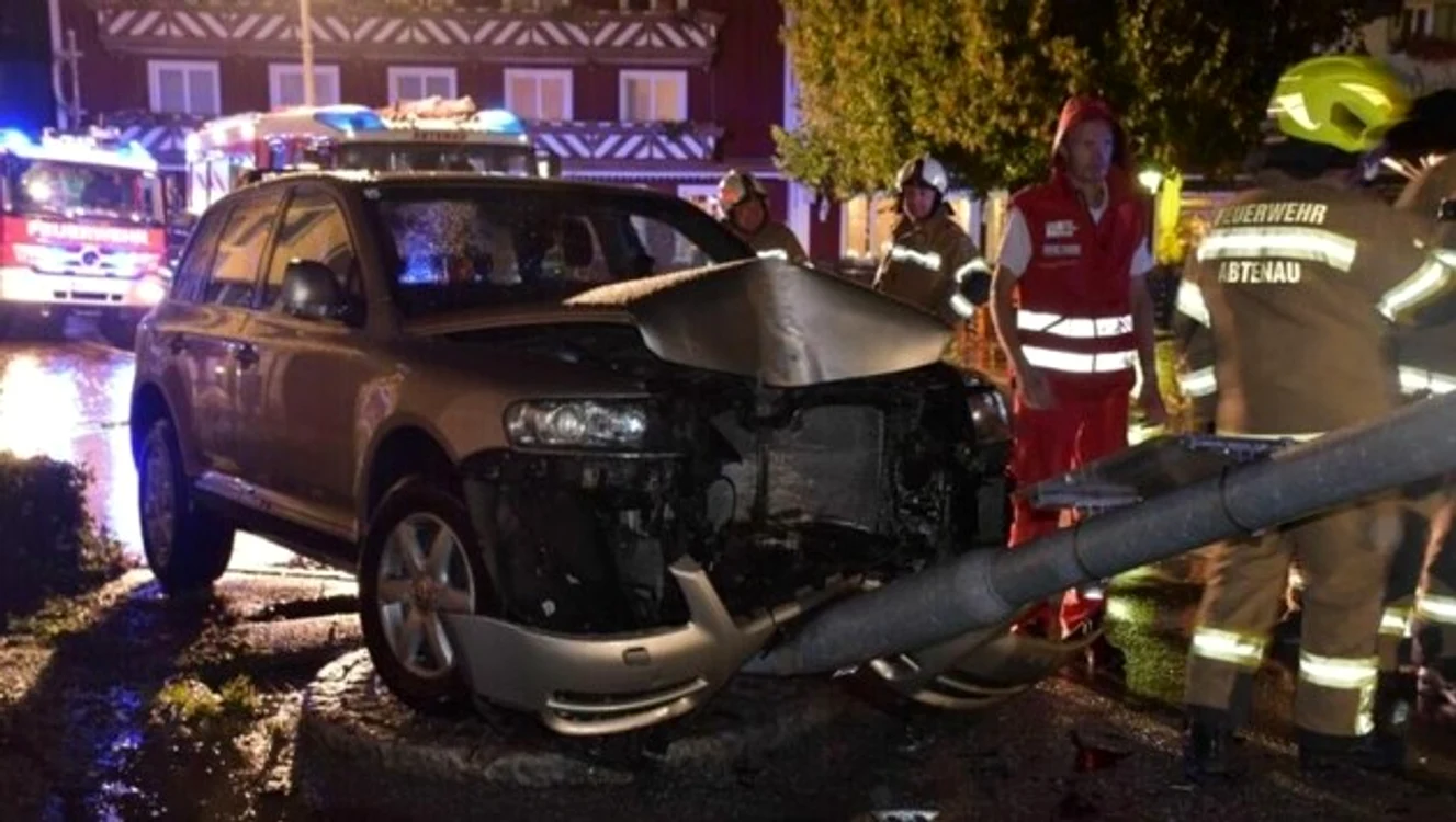 Șoferul a lovit o mașină care venea din sens opus Foto: Facebook/ F.F. Abtenau