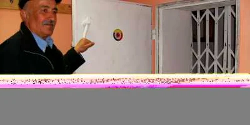 Ioan Bălan, şeful formaţiei transmisiuni alarmare, arată intrarea în centrul secret de  alarmare 
