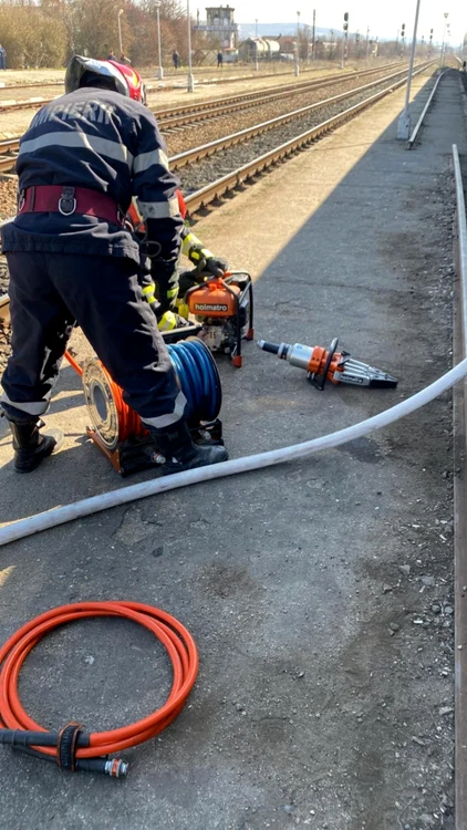 Încendiu la o locomotiva unui tren care transporta călători pe relaţia Bucureşti – Piteşti. A fost deschis un dosar penal