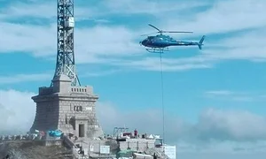 Materialele au fost aduse cu elicopterul la șantierul pentru modernizarea Crucii de pe Caraiman  jpeg