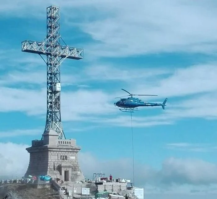 Materialele au fost aduse cu elicopterul la șantierul pentru modernizarea Crucii de pe Caraiman 