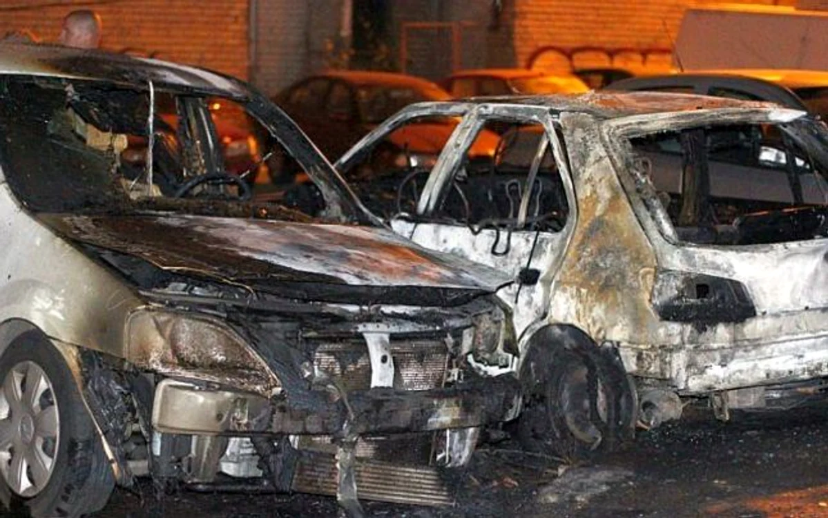 
    Proprietarul mașinilor incendiate îl bănuiește pe un client că ar fi pus focul  