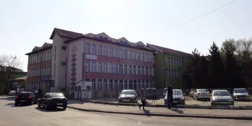 Eleva premiată de autorităţi învaţă la Colegiul Naţional „Ion Minulescu” din Slatina 