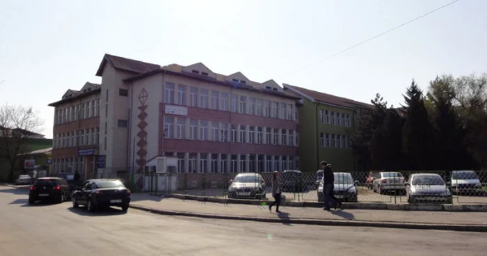 Eleva premiată de autorităţi învaţă la Colegiul Naţional „Ion Minulescu” din Slatina 