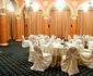 Sala de mese e pregătită, pentru petrecere, în așteptarea turiștilor