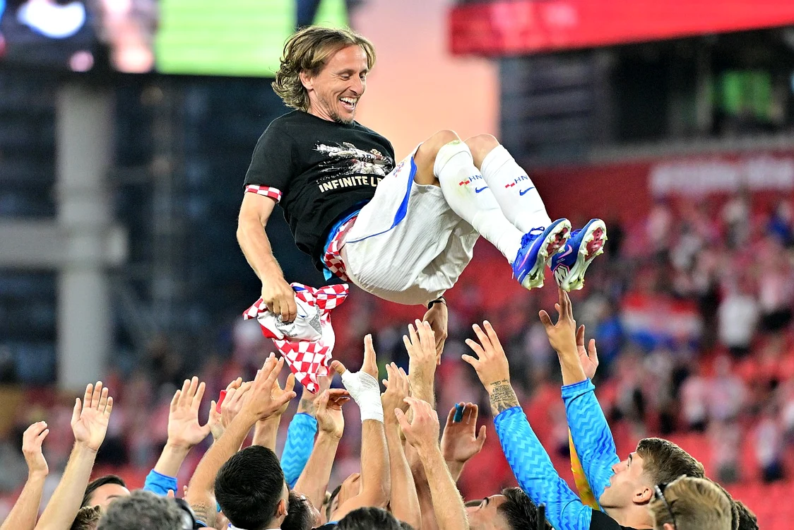 Aflat la meciul 200, Luka Modric a fost sărbătorit de colegi (Foto: EPAImages)