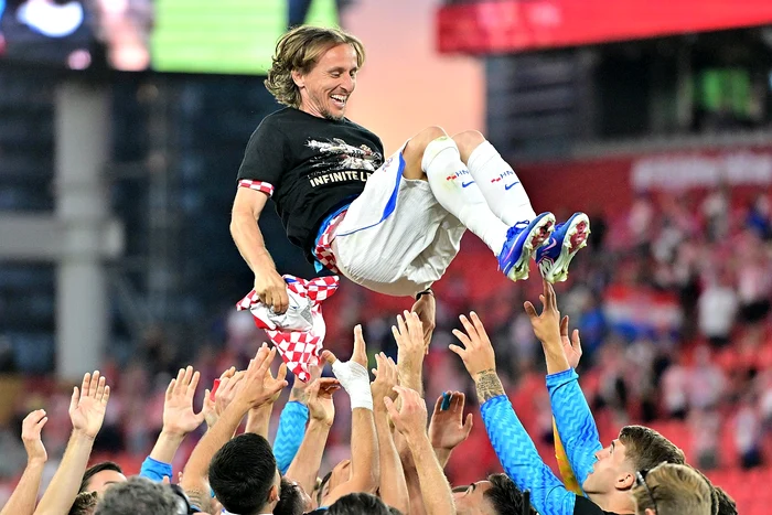 Aflat la meciul 200, Luka Modric a fost sărbătorit de colegi (Foto: EPAImages)