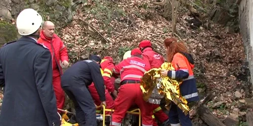 persoana cazuta in put FOTO Corina Macavei 