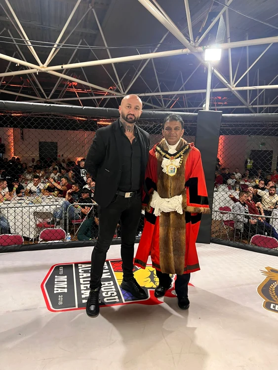 John Smith, organizatorul Kombat  London, alături de primarul din Harrow