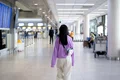  Pasager în haine confortabile în aeroport FOTO Shutterstock
