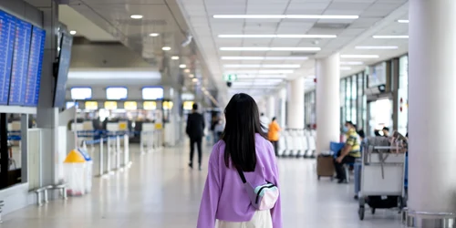  Pasager în haine confortabile în aeroport FOTO Shutterstock
