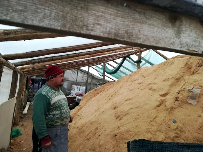 Solariile, încălzite cu rumeguş şi lemne. Foto: adevarul.ro