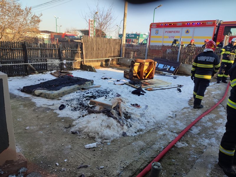Explozie urmată de incendiu într-o comună din Dâmbovița. Două persoane au fost rănite