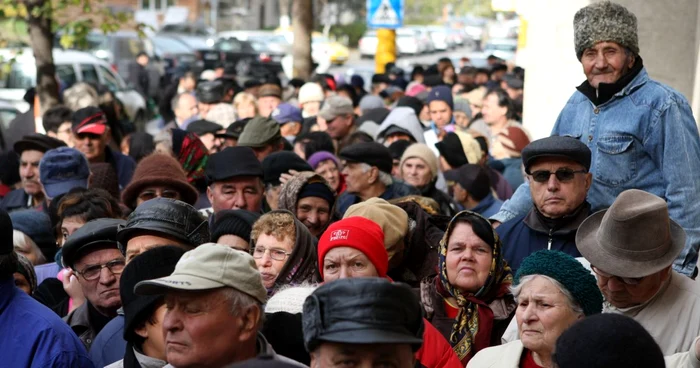 Sute de pensionari stau la coadă pentru a primi ajutor