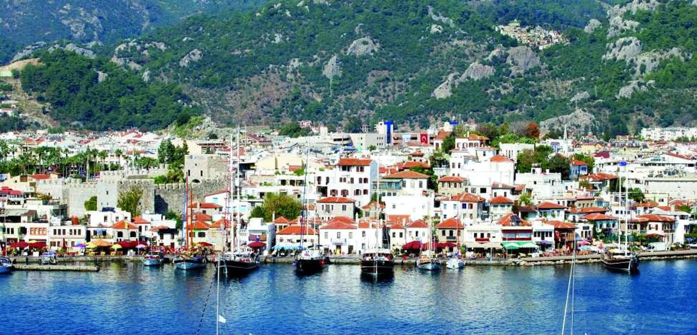 În afara castelului construit de Suleyman Magnificul, Marmaris încântă prin simetria oraşului, iar pădurile ce acoperă munţii dimprejur despart cerul de plajele fine FOTO SHUTTERSTOCK
