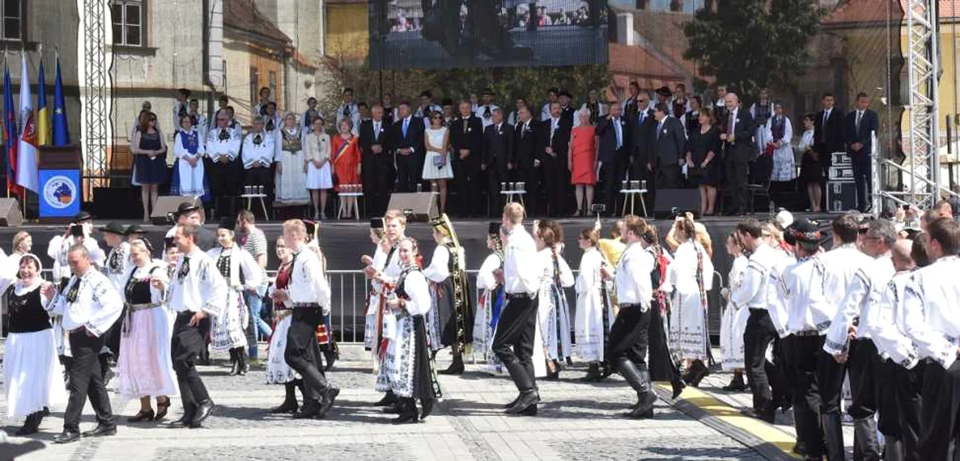 Mai bine de 1.000 de saşi din cei peste 12.000 veniţi din numeroase ţări au defilat în costume populare prin faţa preşedintelui României, Klaus Iohannis, sas de asemenea FOTO Traian Deleanu