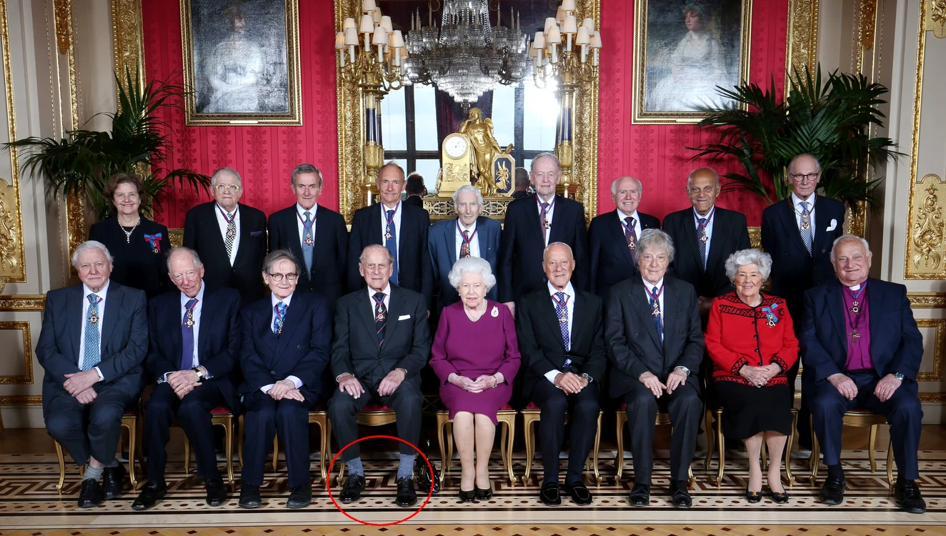 Șosetele Prințului Philip, personajul principal în fotografia de grup cu veteranii Order of Merit
