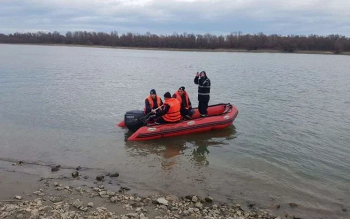 Echiapajele ISU îi căută pe cei doi dispăruţi FOTO ISU Ialomiţa