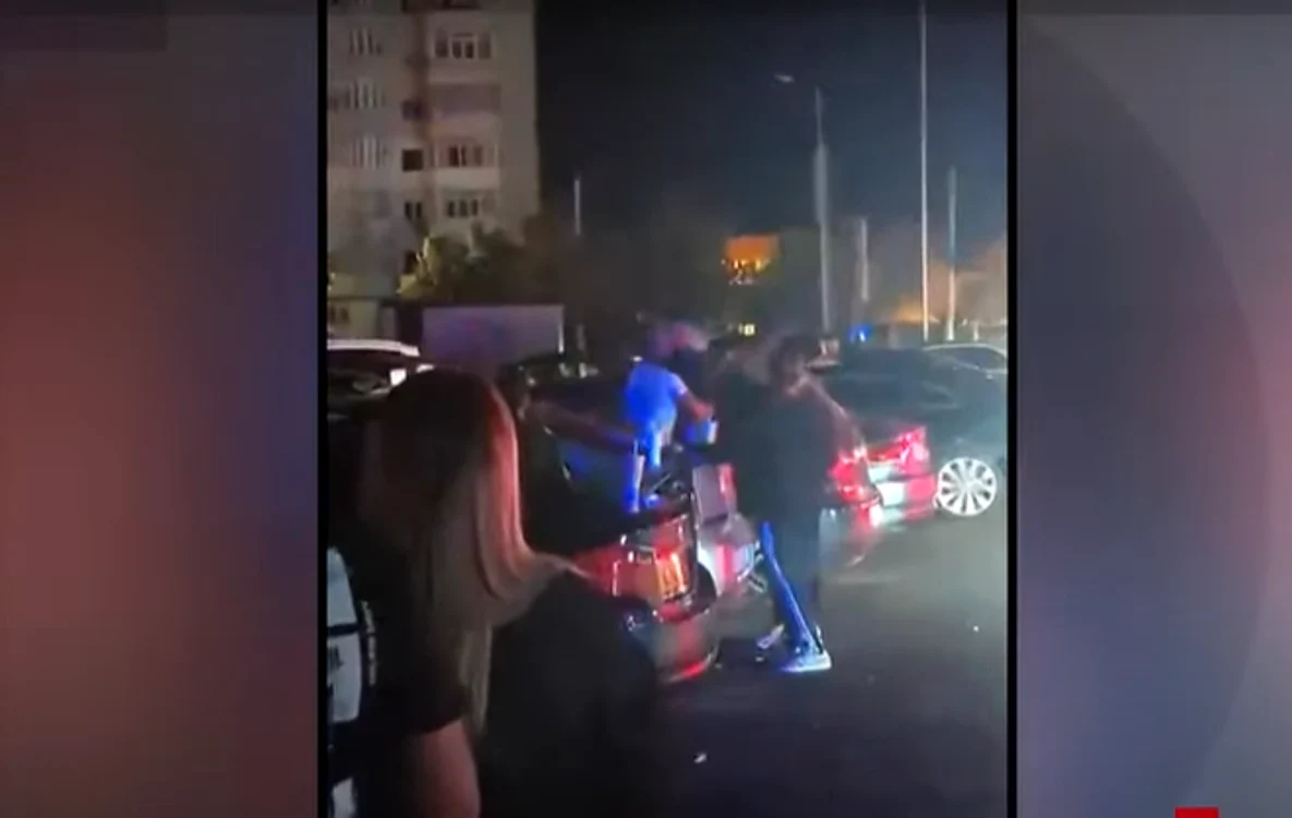 Participanții la conflict și-au împărțit pumni. FOTO captură Observator