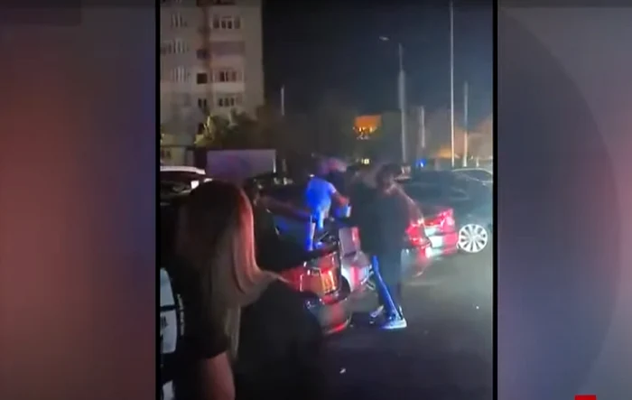 Participanții la conflict și-au împărțit pumni. FOTO captură Observator