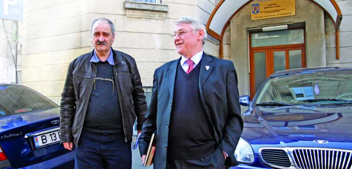Iacob Chişărăru (stânga), împreună cu avocatul său, a fost condmnat în faza de fons a procesului la 4 ani de închisoare FOTO: Mediafax