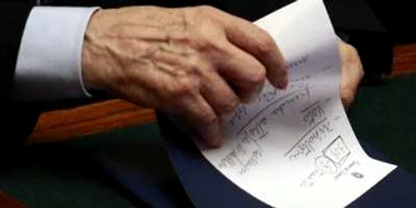 Bileţelul lui Berlusconi pe care scrie că a fost trădat de 8 colegi de partid