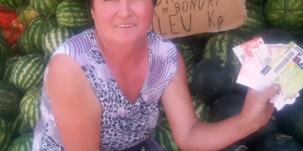 Comercianţii din pieţele din Craiova vând pepenii pe bonuri de masă
