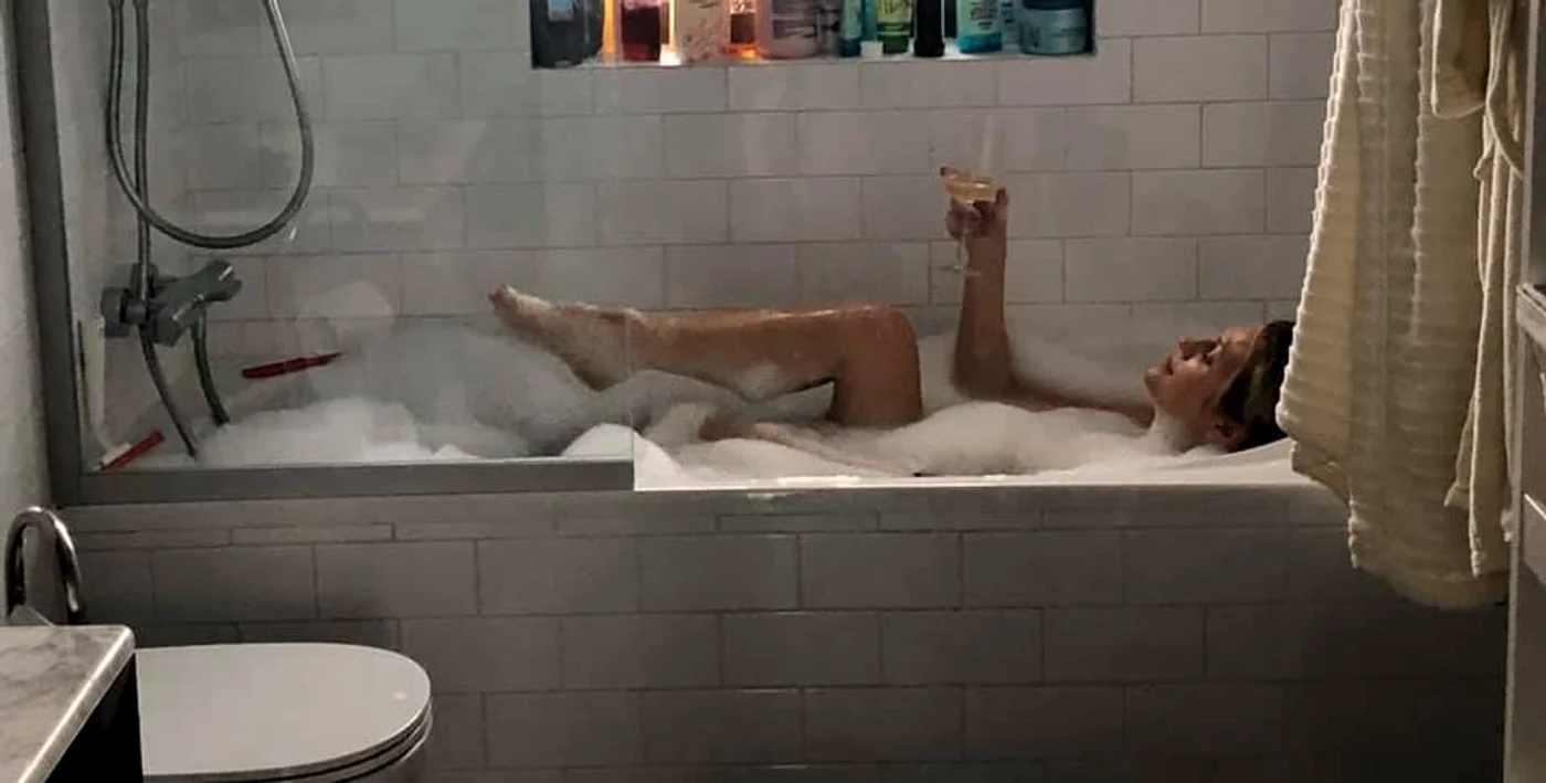 Mirela Vaida a pozat goală în cadă