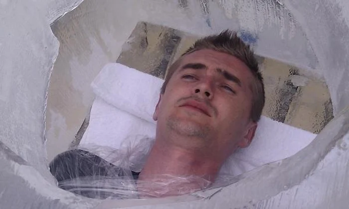 
    Cristian Gog va încerca să doboare recordul mondial deţinut anterior: 2 ore şi 34 de minute petrecute în gheaţă  