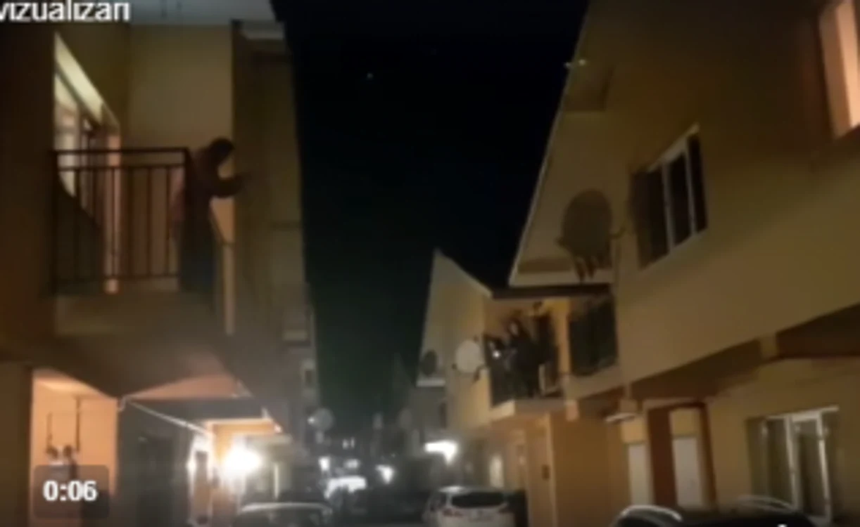 Clujeni au ieşit la balcoane pentru a-i aplauda pe medici. FOTO: Captură video