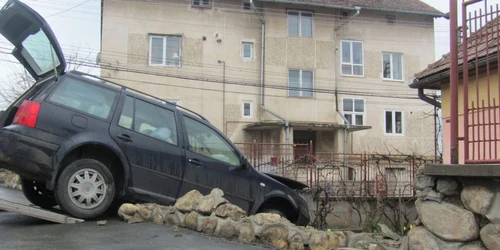 accident sibiu masina in curte4