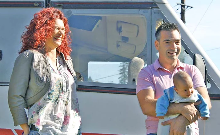 
    Gemenele învaţă în rulotă, ajutate de părinţiFoto: adevarul.ro  