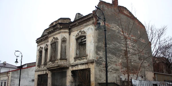 Proprietarii care îşi lasă casele şi terenurile în paragina