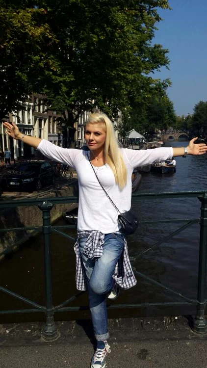 Adina s-a plimbat ore în şir pe străzile din Amsterdam