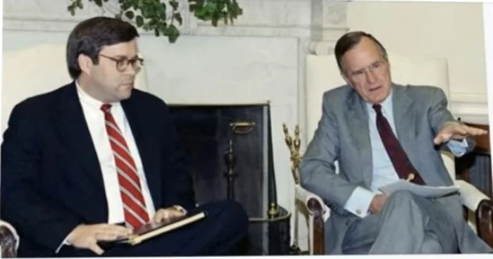 William P. Barr (stânga), alături de George H.W. Bush Captură YouTube