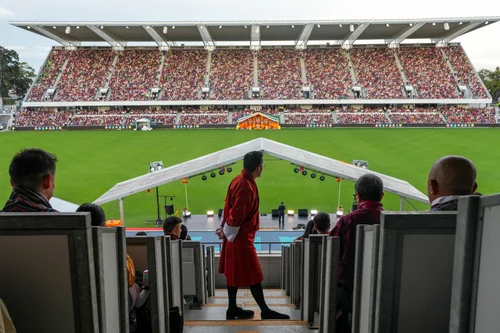 Regele Jigme Khesar pe stadionul din Bhutan. FOTO: Casa Regală din Bhutan