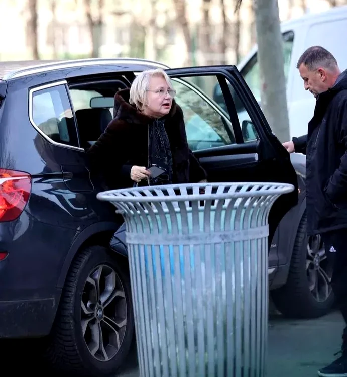 Nepoata Rodicăi Stănoiu, surprinsă la a doua înmormântare a mătușii sale / foto: Viva