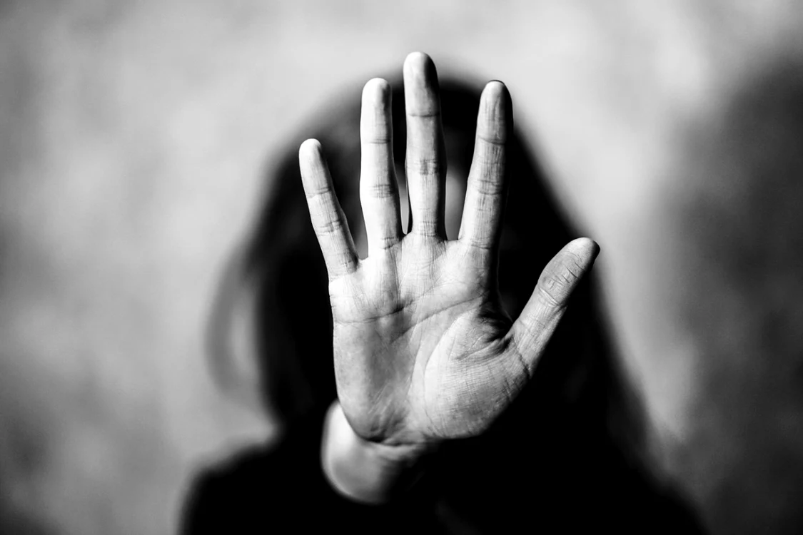Femeile agresate, învăţate pas cu pas cum să ceară protecţia autorităţilor FOTO Shutterstock