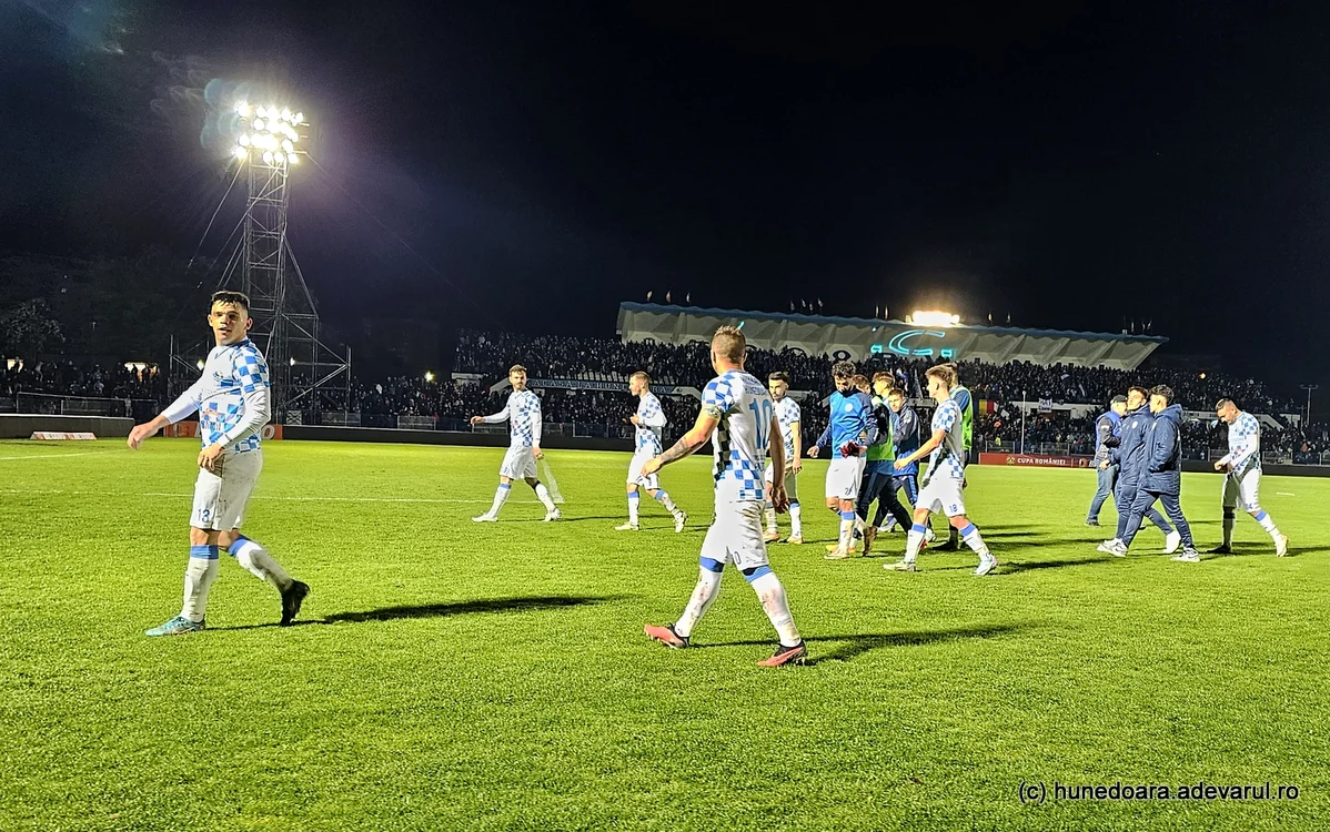 Corvinul Hunedoara va participa în Europa League, dacă va fi licențiată de UEFA. Foto: Daniel Guță