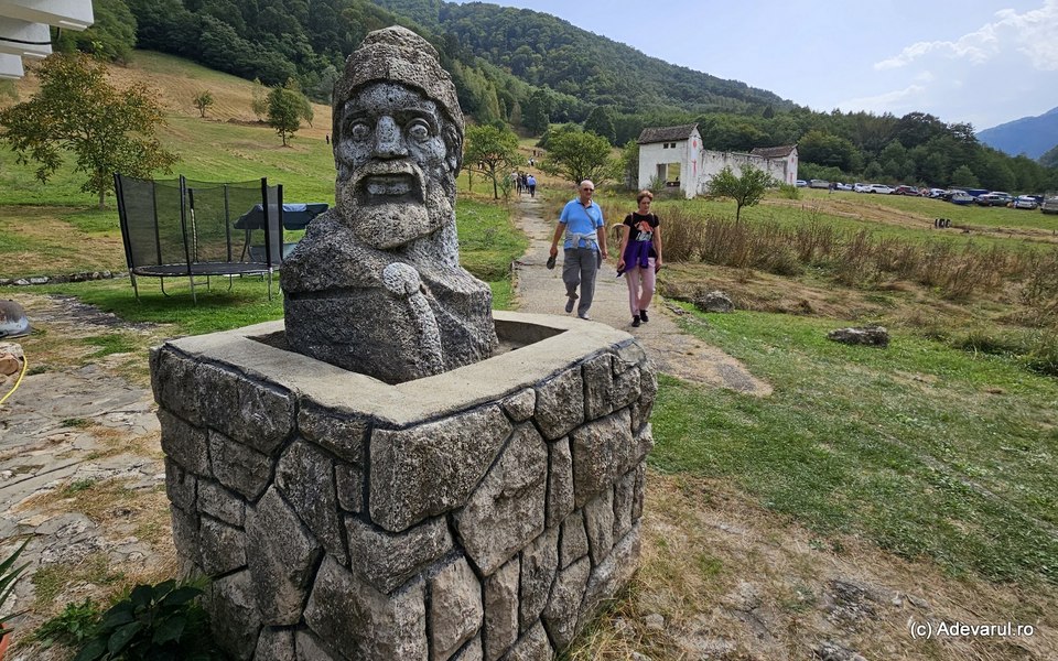 Satul unde Ceaușescu l-a reinventat pe Burebista. Este înconjurat de cele mai faimoase cetăți dacice 