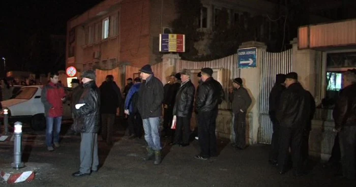 Oamenii se aşează la coadă încă de la ora 3 FOTO: Iulian Bunilă
