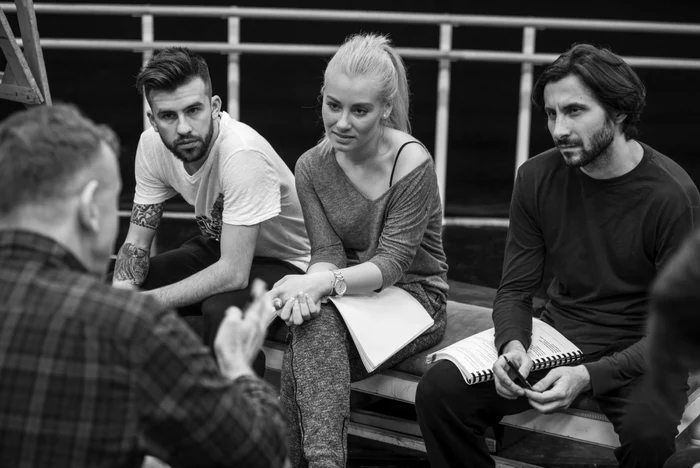 Florin Ristei, Irina Baianţ şi Adrian Nour, la repetiţii cu regizorul Stephen Barlow. Fotografii: Gin Photo