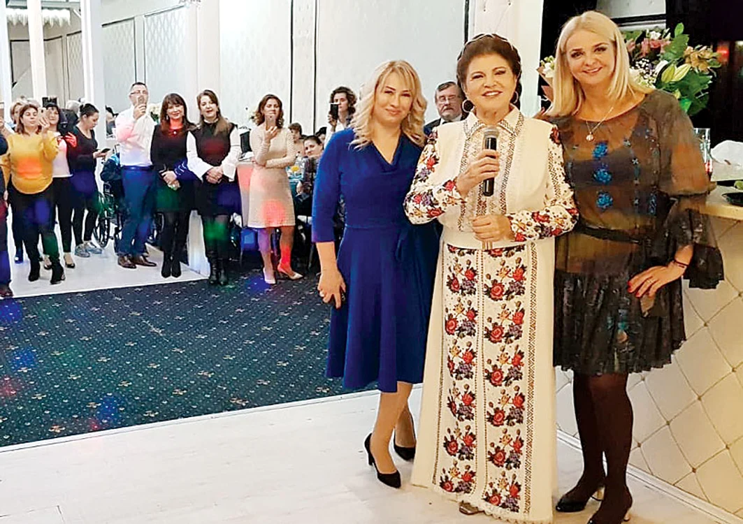 
    Irina Loghin, alături  de Iuliana Mariuc  