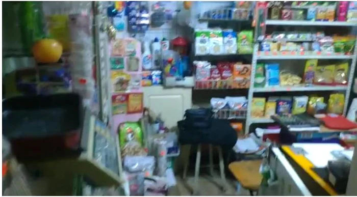 Și sufrageria este plină cu alimente, detergenți, ligheane din plastic și alte obiecte