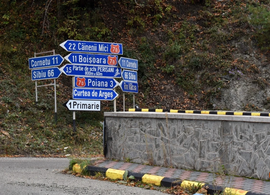 Hăţişul de drumuri din Ţara Loviştei - Vâlcea care ocolesc Valea Oltului şi scurtează drumul dintre Sibiu şi Piteşti Foto Daciana Stoica